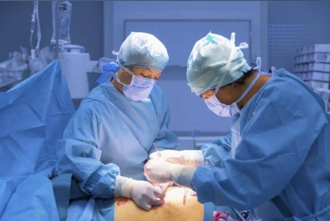 Profesionales sanitarios durante una intervención en quirófano