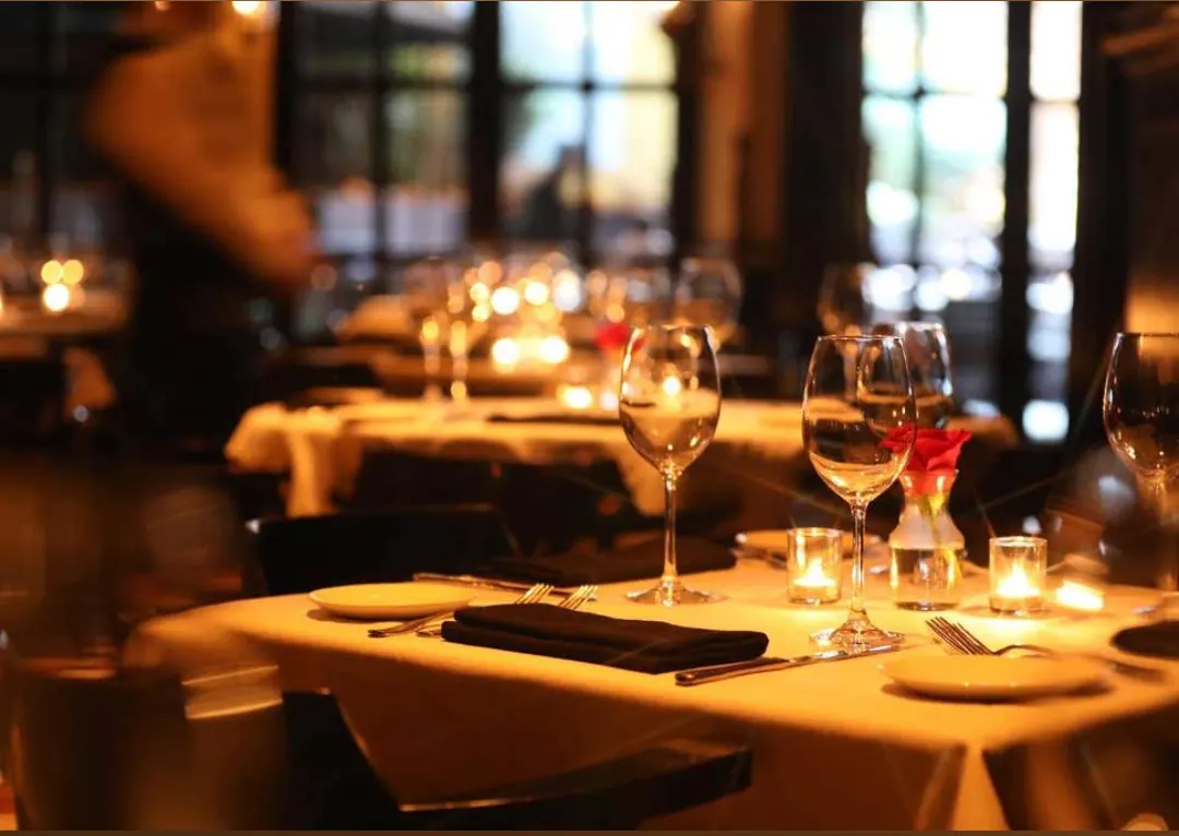 Comedor de restaurante preparado para el servicio